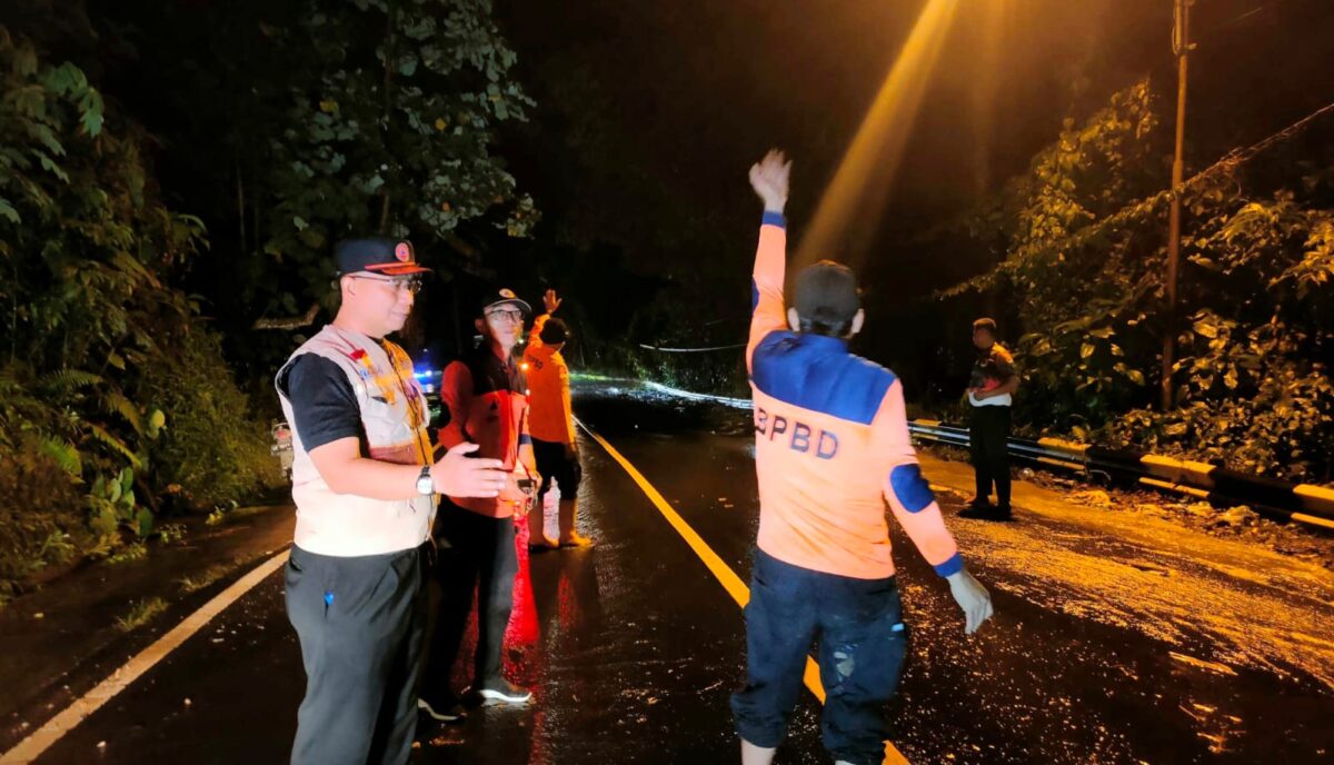 Kalak BPBD Tanggamus, Irvan Wahyudi bersama personilnya dan tim gabungan saat melaksanakan evakuasi pohon tumbang dan jalan longsor di Batu Kramat, Kota Agung Timur, Rabu 11 Februari 2026, malam | Dok. BPBD Tanggamus.