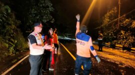 Kalak BPBD Tanggamus, Irvan Wahyudi bersama personilnya dan tim gabungan saat melaksanakan evakuasi pohon tumbang dan jalan longsor di Batu Kramat, Kota Agung Timur, Rabu 11 Februari 2026, malam | Dok. BPBD Tanggamus.