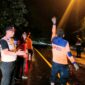 Kalak BPBD Tanggamus, Irvan Wahyudi bersama personilnya dan tim gabungan saat melaksanakan evakuasi pohon tumbang dan jalan longsor di Batu Kramat, Kota Agung Timur, Rabu 11 Februari 2026, malam | Dok. BPBD Tanggamus.