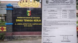 Kolase foto Kantor Disnaker Tanggamus dan surat pungutan pra pelatihan IM Japan berlogo Pemkab Tanggamus.