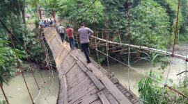 Polisi saat melintasi jembatan gantung Jati Agung, Pekon Banjar Agung Ilir, Kecamatan Pugung, Kabupaten Tanggamus yang rusak usai dilintasi angkutan umum, Senin 9 Februari 2026 | Herdi/Media Prioritastv.com.