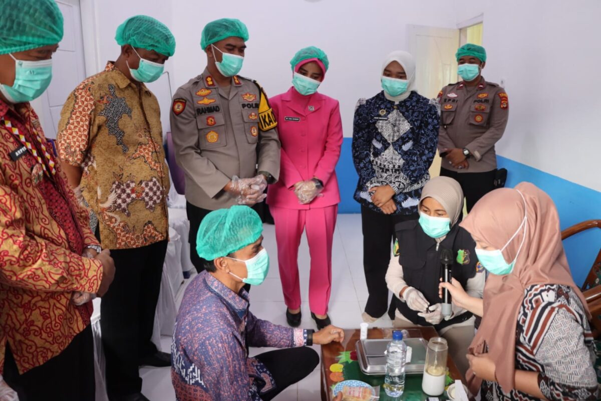 Pemeriksaan sampel MBG SPPG Kemala Bhayangkari Polres Tanggamus, Jumat 13 Februari 2026 | Asrul/Media Prioritastv.com.
