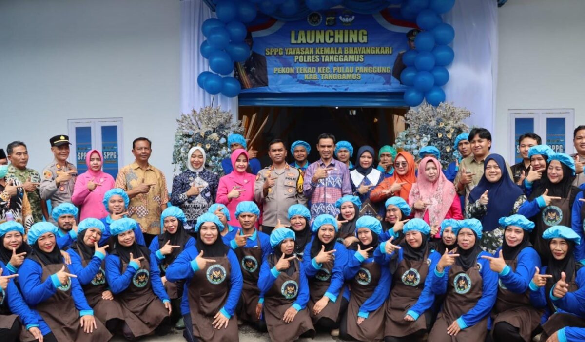 Kapolres Tanggamus AKBP Rahmad Sujatmiko saat foto bersama relawan SPPG Kemala Bhayangkari usai peresmian, Jumat 13 Februari 2026 | Asrul/Ariski/Media Prioritastv.com.