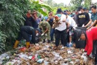 Bupati Tanggamus H. Moh. Saleh Asnawi saat memimpin bersih sampah di bantaran sungai Way Awi, Negara Batin, Kota Agung Barat, Jumat 13 Februari 2026 | Herdi/Media Prioritastv.com.