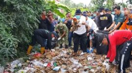 Bupati Tanggamus H. Moh. Saleh Asnawi saat memimpin bersih sampah di bantaran sungai Way Awi, Negara Batin, Kota Agung Barat, Jumat 13 Februari 2026 | Herdi/Media Prioritastv.com.