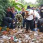 Bupati Tanggamus H. Moh. Saleh Asnawi saat memimpin bersih sampah di bantaran sungai Way Awi, Negara Batin, Kota Agung Barat, Jumat 13 Februari 2026 | Herdi/Media Prioritastv.com.