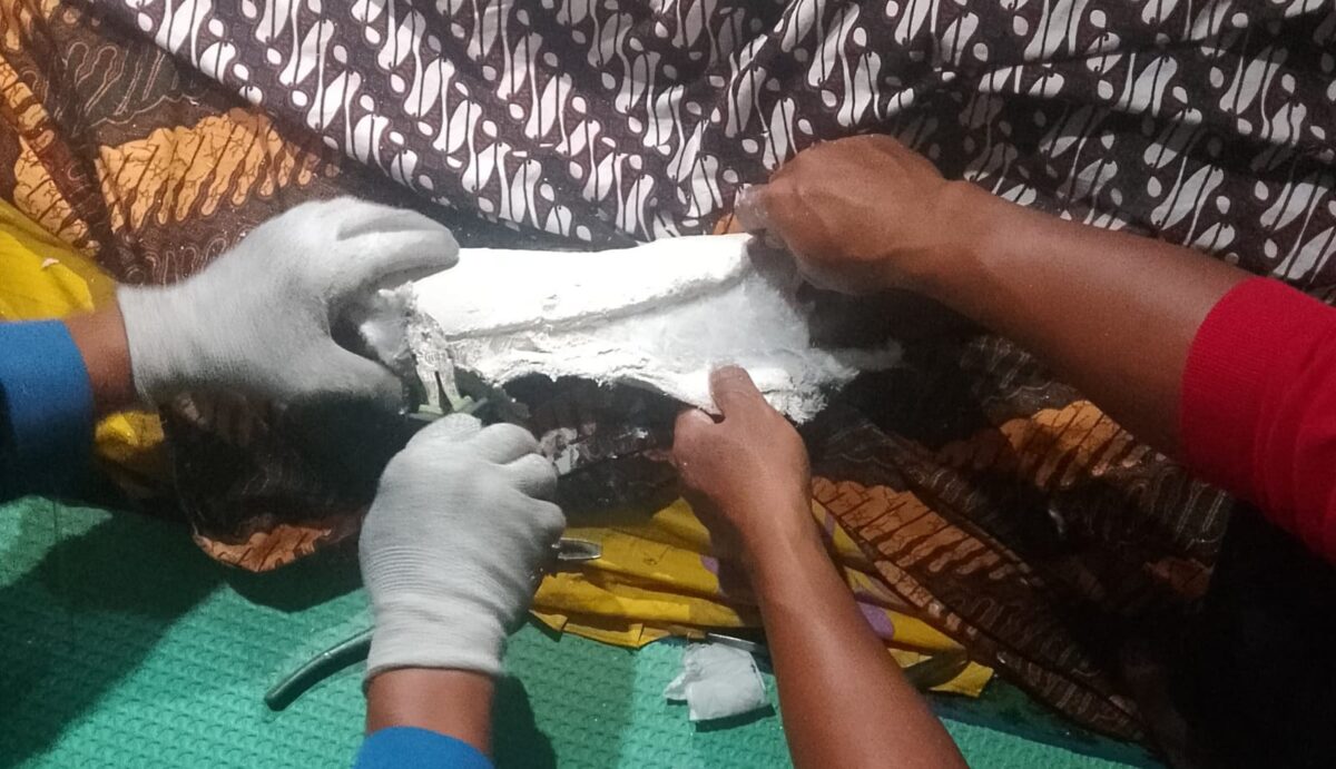 Petugas Damkarmat Tanggamus saat melepas gips di tangan almarhum Lansia warga Talang Padang yang meninggal dunia, Jumat 13 Februari 2026, malam | Dok. Dinas Pemadam Kebakaran dan Keselamatan Kab. Tanggamus.