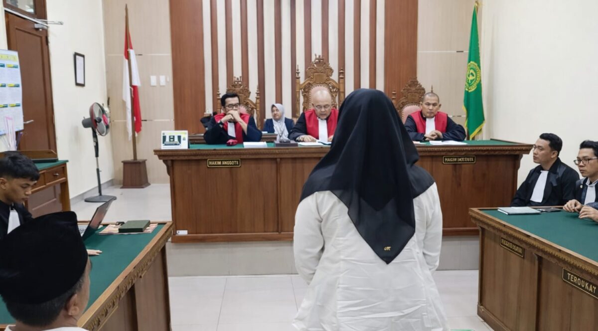 Mantan Direktur Rumah Sakit Umum Daerah (RSUD) Batin Mangunang, Kabupaten Tanggamus, dr Meri Yosefa saat mengikuti sudang vonis |