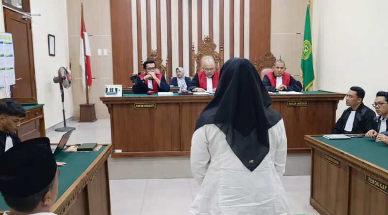 Mantan Direktur Rumah Sakit Umum Daerah (RSUD) Batin Mangunang, Kabupaten Tanggamus, dr Meri Yosefa saat mengikuti sudang vonis |