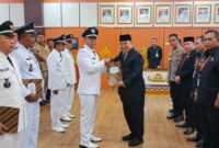 Bupati Tanggamus H. Moh. Saleh Asnawi saat menyerahkan petikan surat pelantikan kepada salah satu kepala pekon, Jumat 13 Februari 2026 | Herdi/Media Prioritastv.com.