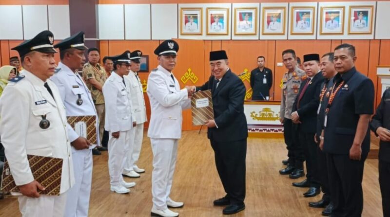 Bupati Tanggamus H. Moh. Saleh Asnawi saat menyerahkan petikan surat pelantikan kepada salah satu kepala pekon, Jumat 13 Februari 2026 | Herdi/Media Prioritastv.com.
