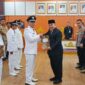 Bupati Tanggamus H. Moh. Saleh Asnawi saat menyerahkan petikan surat pelantikan kepada salah satu kepala pekon, Jumat 13 Februari 2026 | Herdi/Media Prioritastv.com.