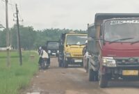 Deretan truk pasir pemicu kerusakan jalan di Pekon Mulyorejo, Nusawungu, Sri Rahayu, dan Waya Krui Kecamatan Banyumas, Pringsewu.