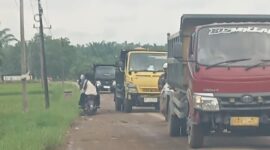 Deretan truk pasir pemicu kerusakan jalan di Pekon Mulyorejo, Nusawungu, Sri Rahayu, dan Waya Krui Kecamatan Banyumas, Pringsewu.