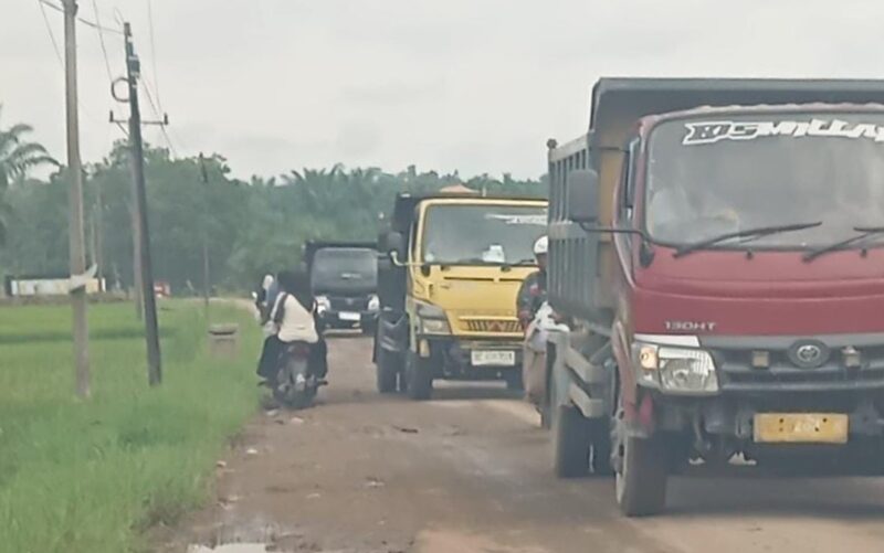 Deretan truk pasir pemicu kerusakan jalan di Pekon Mulyorejo, Nusawungu, Sri Rahayu, dan Waya Krui Kecamatan Banyumas, Pringsewu.
