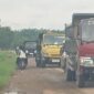 Deretan truk pasir pemicu kerusakan jalan di Pekon Mulyorejo, Nusawungu, Sri Rahayu, dan Waya Krui Kecamatan Banyumas, Pringsewu.