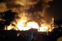 Kobaran api yang beredar di media sosial disebut terjadi di pabrik tapioka PT Sinar Pematang Mulia II (SPM II) yang berlokasi di Kampung Mataram Udik, Kecamatan Bandar Mataram, Kabupaten Lampung Tengah, Sabtu 14 Februari 2026, malam | ist/Media Prioritastv.com.