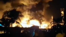 Kobaran api yang beredar di media sosial disebut terjadi di pabrik tapioka PT Sinar Pematang Mulia II (SPM II) yang berlokasi di Kampung Mataram Udik, Kecamatan Bandar Mataram, Kabupaten Lampung Tengah, Sabtu 14 Februari 2026, malam | ist/Media Prioritastv.com.
