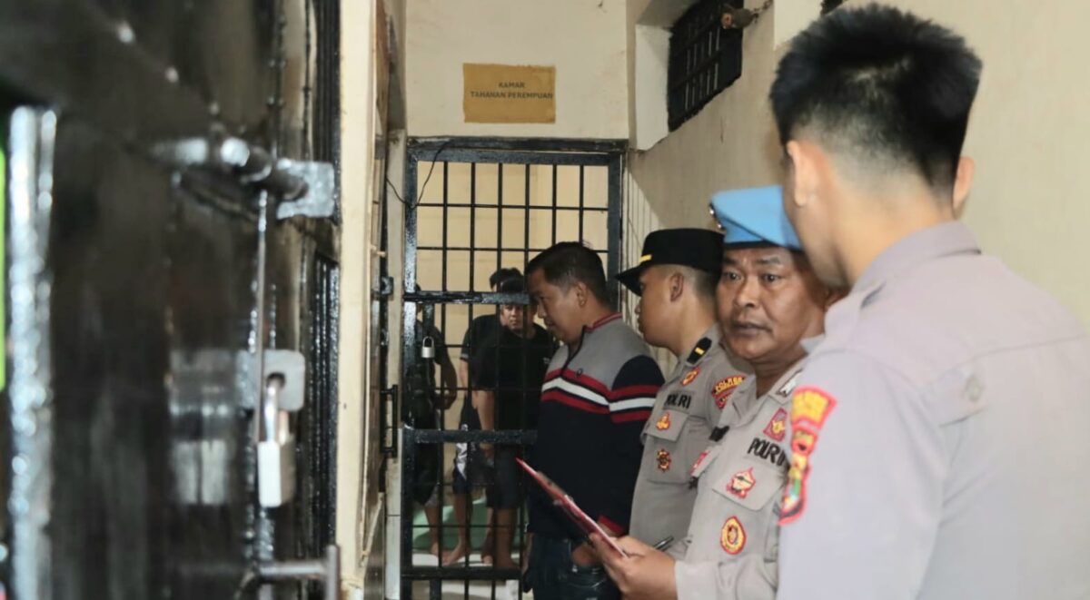 Wakapolres Tanggamus Kompol Fredy saat menanyakan kesehatan para tahanan, Sabtu 14 Februari 2026 | Dok. Humas Polres Tanggamus.