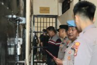 Wakapolres Tanggamus Kompol Fredy saat menanyakan kesehatan para tahanan, Sabtu 14 Februari 2026 | Dok. Humas  Polres Tanggamus.