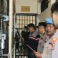 Wakapolres Tanggamus Kompol Fredy saat menanyakan kesehatan para tahanan, Sabtu 14 Februari 2026 | Dok. Humas  Polres Tanggamus.
