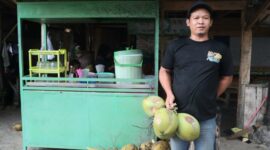 Joko, pemilik lapak es kelapa muda di Jalan Bhayangkara depan kantor Pos Kota Agung saat menunjukan jualannya, Senin, 16 Februari 2026 | Sumentri/Media Prioritastv.com.