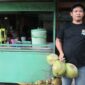 Joko, pemilik lapak es kelapa muda di Jalan Bhayangkara depan kantor Pos Kota Agung saat menunjukan jualannya, Senin, 16 Februari 2026 | Sumentri/Media Prioritastv.com.