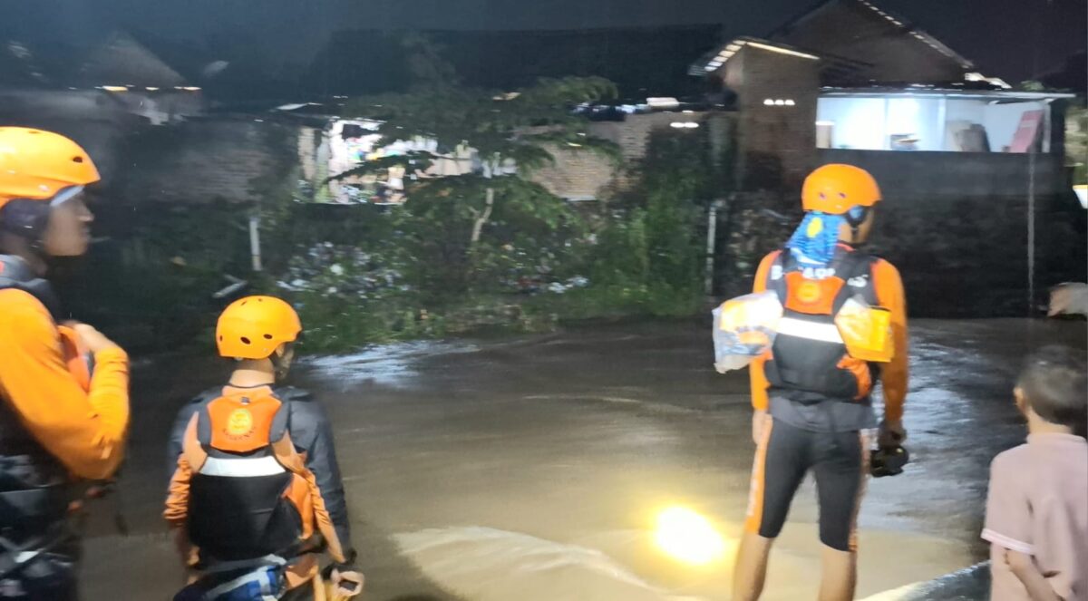 Tim Basarnas saat melakukan pengamatan di aliran sungai usai Adit dilaporkan terbawa arus banjir, Senin 16 Februari 2026, malam | ist/Media Prioritastv.com.