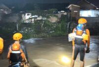 Tim Basarnas saat melakukan pengamatan di aliran sungai usai Adit dilaporkan terbawa arus banjir, Senin 16 Februari 2026, malam | ist/Media Prioritastv.com.