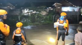 Tim Basarnas saat melakukan pengamatan di aliran sungai usai Adit dilaporkan terbawa arus banjir, Senin 16 Februari 2026, malam | ist/Media Prioritastv.com.