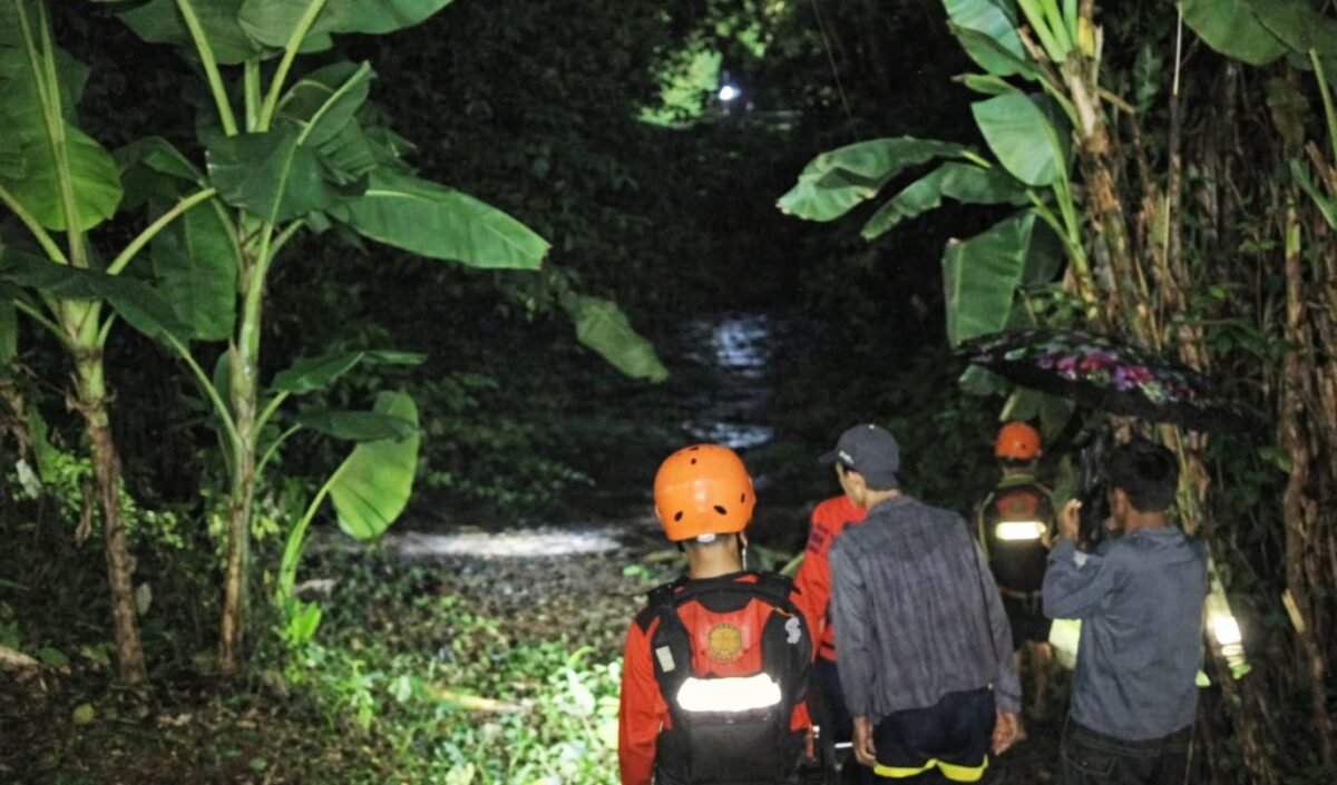 Tim gabungan saat melakukan penyisiran bagian hilir sungai usai Aditya warga Sinar Banten, Talang Padang, Tanggamus dilaporkan terseret arus sungai, Senin 16 Februari 2026, malam | ist/Media Prioritastv.com.