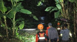Tim gabungan saat melakukan penyisiran bagian hilir sungai usai Aditya warga Sinar Banten, Talang Padang, Tanggamus dilaporkan terseret arus sungai, Senin 16 Februari 2026, malam | ist/Media Prioritastv.com.