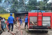 Tim Damkar saat melakukan pemadaman kebakaran tempat pembuatan kopra di Pekon Tanjungan, Pematang Sawa, Tanggamus, Minggu 15 Februari 2026 | Dok. Humas Polres Tanggamus.