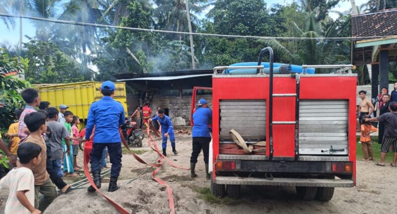 Tim Damkar saat melakukan pemadaman kebakaran tempat pembuatan kopra di Pekon Tanjungan, Pematang Sawa, Tanggamus, Minggu 15 Februari 2026 | Dok. Humas Polres Tanggamus.