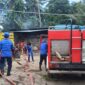 Tim Damkar saat melakukan pemadaman kebakaran tempat pembuatan kopra di Pekon Tanjungan, Pematang Sawa, Tanggamus, Minggu 15 Februari 2026 | Dok. Humas Polres Tanggamus.