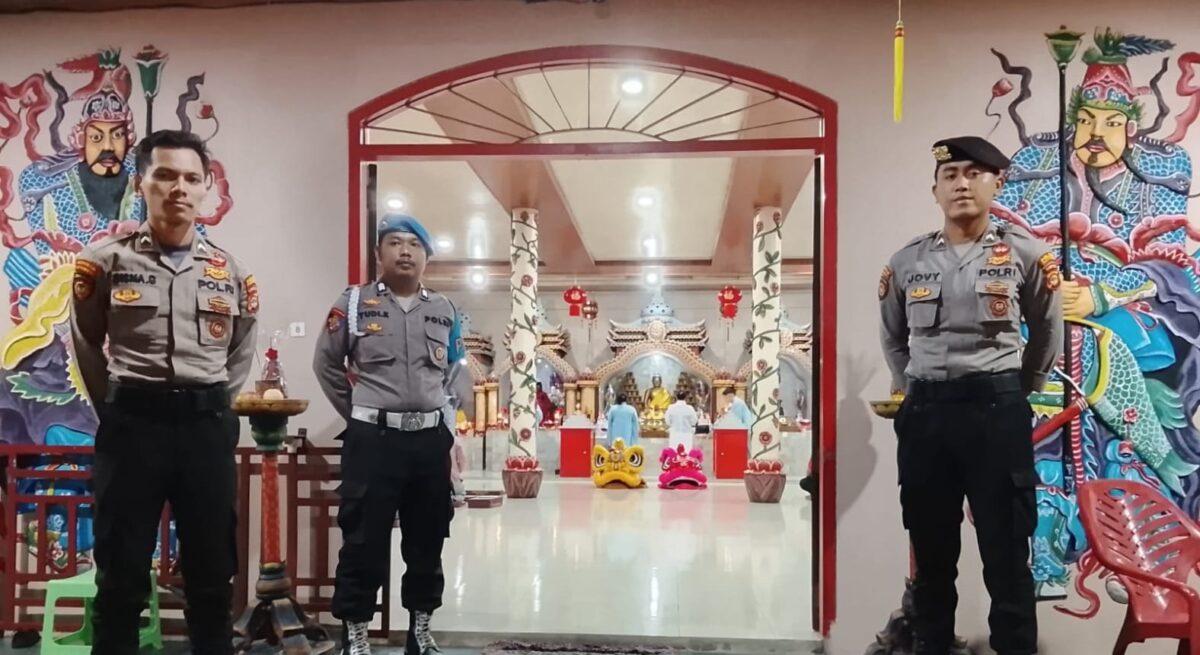 Polisi saat melakukan pengamanan ibadah Imlek di Vihara Dharma Agung, Kota Agung, Tanggamus, Senin 16 Februari 2026, malam | Dok. Humas Polres Tanggamus.
