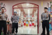 Polisi saat melakukan pengamanan ibadah Imlek di Vihara Dharma Agung, Kota Agung, Tanggamus, Senin 16 Februari 2026, malam | Dok. Humas Polres Tanggamus.