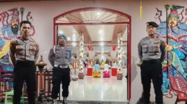 Polisi saat melakukan pengamanan ibadah Imlek di Vihara Dharma Agung, Kota Agung, Tanggamus, Senin 16 Februari 2026, malam | Dok. Humas Polres Tanggamus.