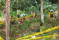 Polisi saat melakukan olah TKP dan memasang police line di lokasi temuan kerangka manusia di Kampung Gunung Agung, Terusan Nunyai, Lampung Tengah, Jumat 15 Februari 2026 | Dok. Humas Polres Lampung Tengah. 