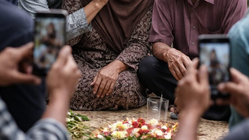 Ilustrasi pengambilan gambar dan video dalam situasi duka | ilustrasi Media Prioritastv.com.
