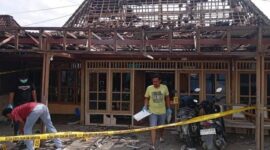 Polisi saat melakukan identifikasi di TKP ledakan bahan mercon di Desa Tambirejo, Kecamatan Toroh, Kabupaten Grobogan, Minggu (15/2/2026). Foto: Dok. Polsek Toroh, Grobogan