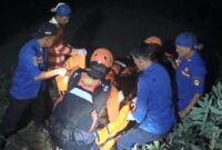 Tim SAR gabungan saat mengevakuasi jenazah Aditya usai ditemukan di Kedung Ratu, Jatiagung, Ambarawa, Pringsewu, Kamis 19 Februari 2026 | Dok. Basarnas Lampung.