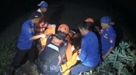 Tim SAR gabungan saat mengevakuasi jenazah Aditya usai ditemukan di Kedung Ratu, Jatiagung, Ambarawa, Pringsewu, Kamis 19 Februari 2026 | Dok. Basarnas Lampung.