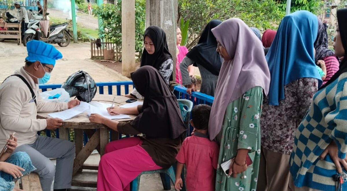 Pembagian MBG kering SPPG Soponyono, Wonosobo, Tanggamus kepada para ibu hamil, ibu menyusui dan balita di Pekon Way Panas, Jumat 20 Februari 2026 | Sumentri/Media Prioritastv.com.