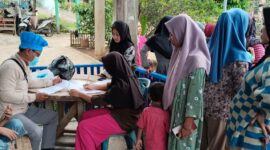 Pembagian MBG kering SPPG Soponyono, Wonosobo, Tanggamus kepada para ibu hamil, ibu menyusui dan balita di Pekon Way Panas, Jumat 20 Februari 2026 | Sumentri/Media Prioritastv.com.