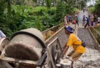Warga dari berbagai pekon saat bersama-sama melaksanakan gotong pengecoran jembatan KKN di Sumberejo, Tanggamus, beberapa hari lalu | ist/Media Prioritastv.com.