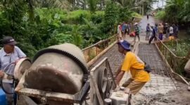 Warga dari berbagai pekon saat bersama-sama melaksanakan gotong pengecoran jembatan KKN di Sumberejo, Tanggamus, beberapa hari lalu | ist/Media Prioritastv.com.