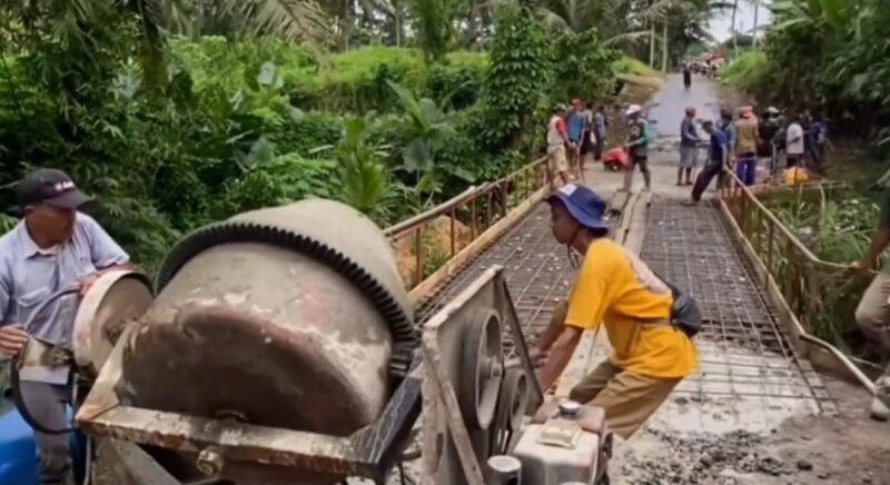Warga dari berbagai pekon saat bersama-sama melaksanakan gotong pengecoran jembatan KKN di Sumberejo, Tanggamus, beberapa hari lalu | ist/Media Prioritastv.com.
