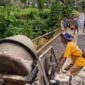 Warga dari berbagai pekon saat bersama-sama melaksanakan gotong pengecoran jembatan KKN di Sumberejo, Tanggamus, beberapa hari lalu | ist/Media Prioritastv.com.