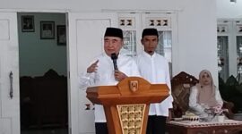 Bupati Tanggamus H. Moh. Saleh Asnawi didampingi Wabup Agus Suranto saat menyampaikan refleki 1 tahun kepemimpinannnya di rumah dinas bupati, Jumat 20 Februari 2026 | Herdi/Media Prioritastv.com.